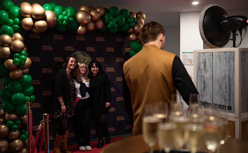 Impressionen Royal Tandoor: Fotoaufnahmen mit Gästen Impressionen Royal Tandoor: Fotoaufnahmen mit Gästen